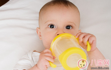 寶寶喝奶粉上火的原因 怎么預防寶寶喝奶粉上火