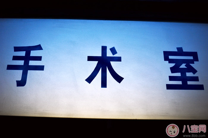 女人最痛的在身體 最心疼的丈夫就等在門外焦急等待