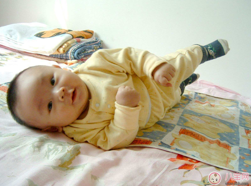 怎樣幫助寶寶翻身 教孩子翻身的方法是什么