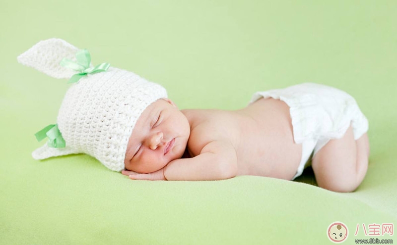 新生兒睡覺需要枕頭嗎   如何選擇寶寶的枕頭