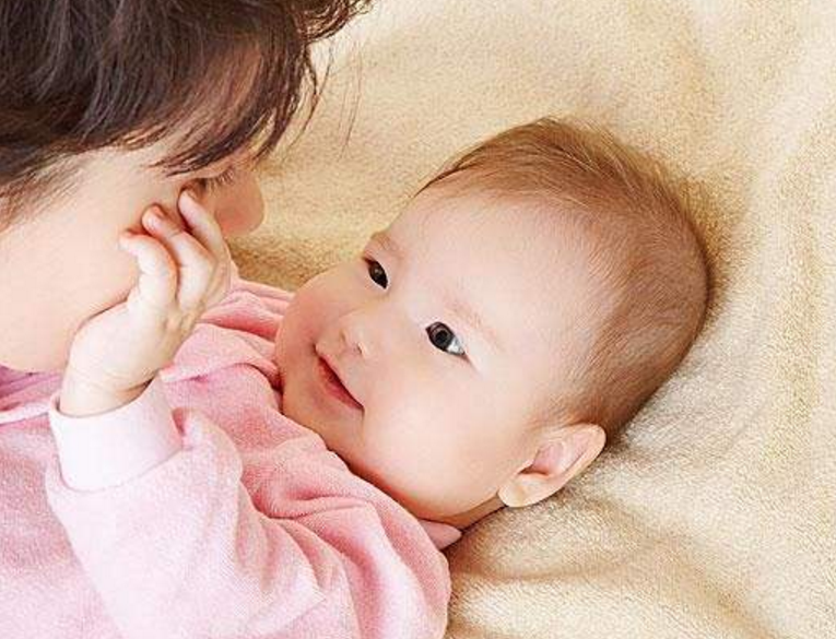 剖腹產媽媽躺著喂奶好嗎 媽媽躺著喂奶對寶寶有什么影響