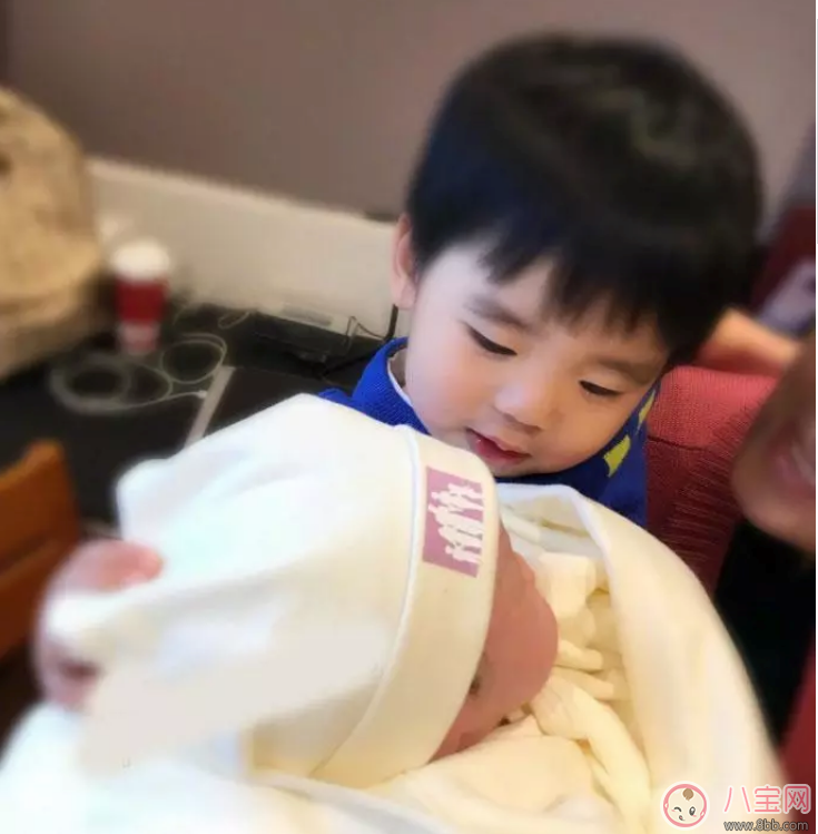 黃英二胎產女是順產還是剖腹產 黃英生兒子是剖腹產嗎 黃英二胎產女是順產還是剖腹產 黃英生兒子是剖腹產嗎