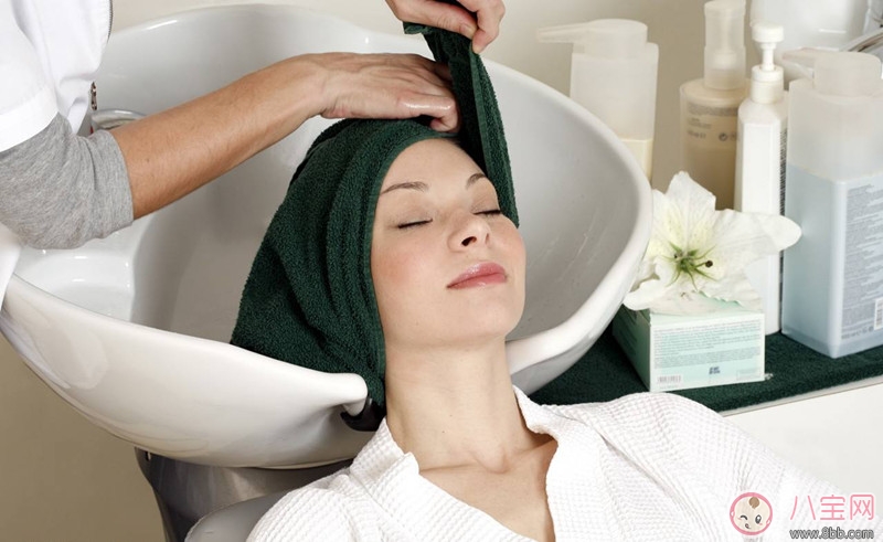 坐月子頭發油膩有異味怎么辦  坐月子頭發怎么打理