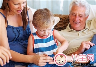 孩子總低頭玩王者榮耀會(huì)脊椎側(cè)彎嗎   如何檢查寶寶是否脊椎側(cè)彎