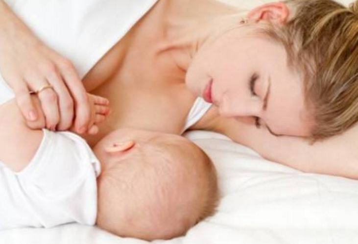 剖腹產媽媽躺著喂奶好嗎 媽媽躺著喂奶對寶寶有什么影響