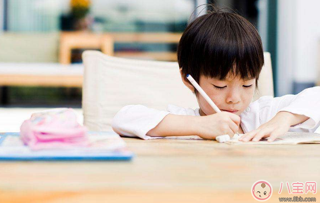 小孩寫作業睡著說說 娃寫作業睡著家長心疼心情朋友圈說說 小孩寫作業睡著說說 娃寫作業睡著家長心疼心情朋友圈說說