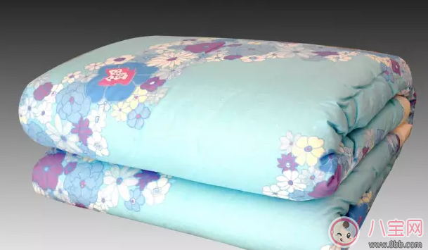 寶寶冬天蓋羽絨被好還是棉被好 寶寶冬天蓋羽絨被安全嗎