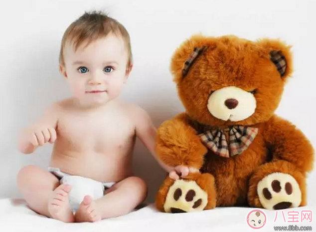 寶寶多大之后才要穿內(nèi)褲呢 寶寶穿三角褲還是平角褲
