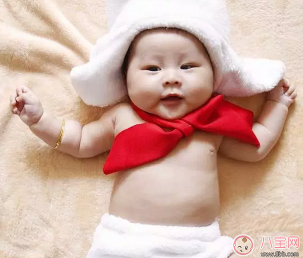 寶寶多大之后才要穿內(nèi)褲呢 寶寶穿三角褲還是平角褲