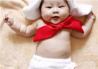 寶寶多大之后才要穿內(nèi)褲呢 寶寶穿三角褲還是平角褲