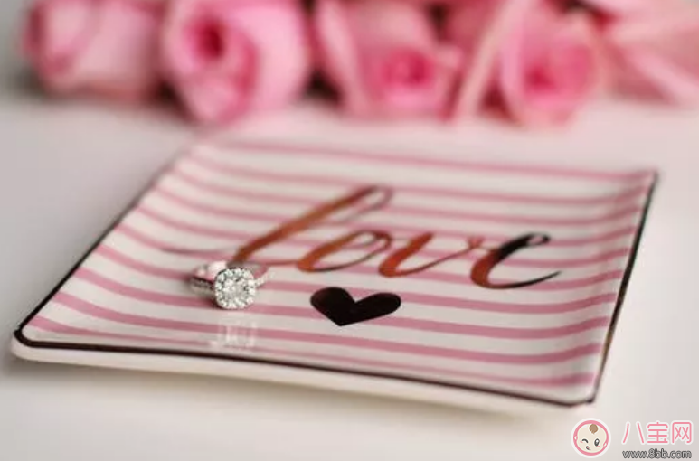 孕婦可以戴首飾嗎  孕婦戴戒指引發皮膚過敏怎么辦