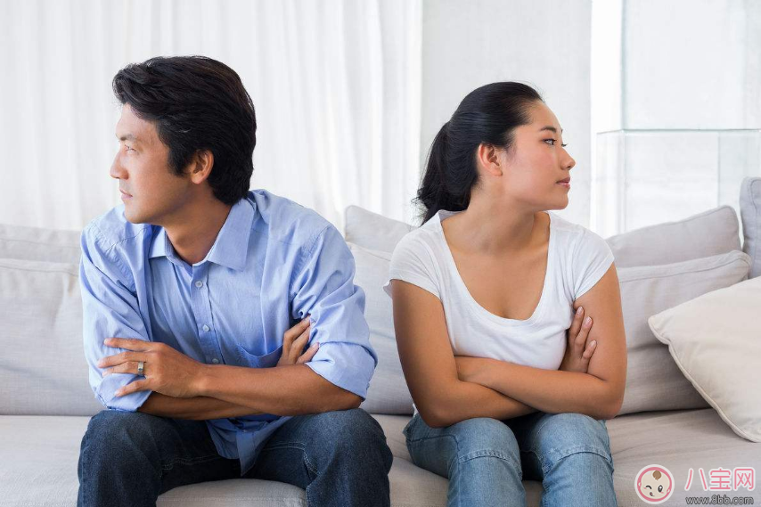 爸爸媽媽之間在孩子面前親吻好不好 爸爸媽媽應該在孩子面前表現成什么樣子