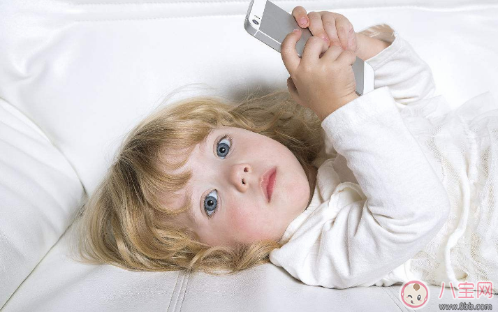 玩手機離孩子多遠(yuǎn)合適 手機輻射對小孩身體有什么不好 玩手機離孩子多遠(yuǎn)合適 手機輻射對小孩身體有什么不好