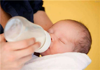 寶寶吐奶是不是受涼了  寶寶愛吐奶怎么辦