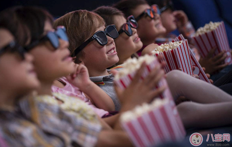 第一次陪孩子看電影感想心情句子   陪孩子看電影心情語句說說朋友圈  