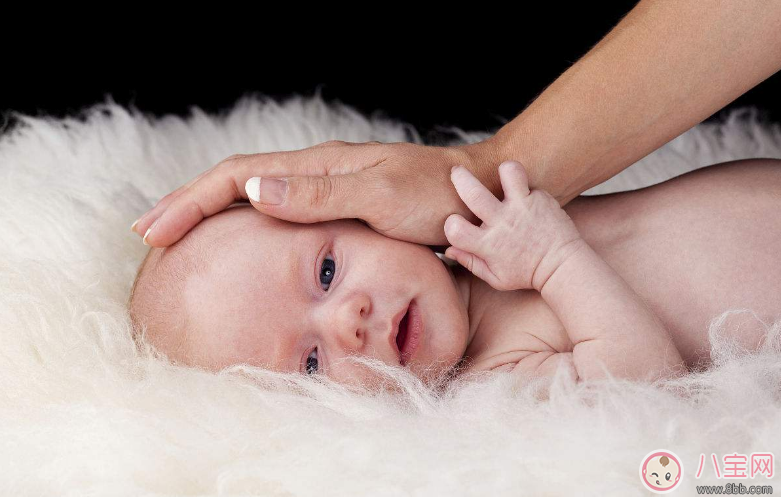 發寶寶出生照怎么配文字說說朋友圈  新生兒出生照發祝福文字短語說說