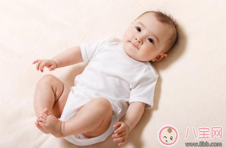 送新生兒紙尿褲怎么選 送新生兒連體衣好不好