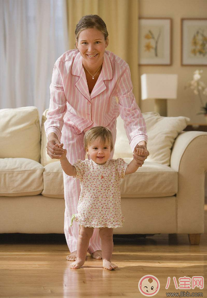 關于寶寶學走路說說朋友圈  形容孩子自己走路的心情短語說說朋友圈