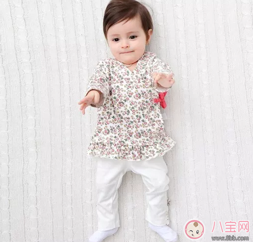 冬天寶寶穿厚衣服睡覺好嗎 寶寶穿厚衣服睡覺有哪些影響