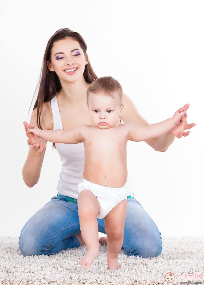 關于寶寶學走路說說朋友圈  形容孩子自己走路的心情短語說說朋友圈