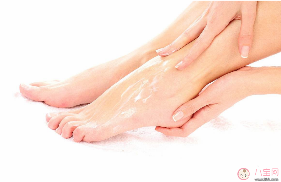 腳底硬皮干裂怎么處理 足部保健如何做 腳底硬皮干裂怎么處理 足部保健如何做