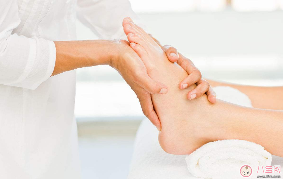 腳底硬皮干裂怎么處理 足部保健如何做 腳底硬皮干裂怎么處理 足部保健如何做