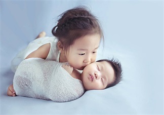 大寶在二寶出生后好像變小了 怎么讓老大和老二和平相處
