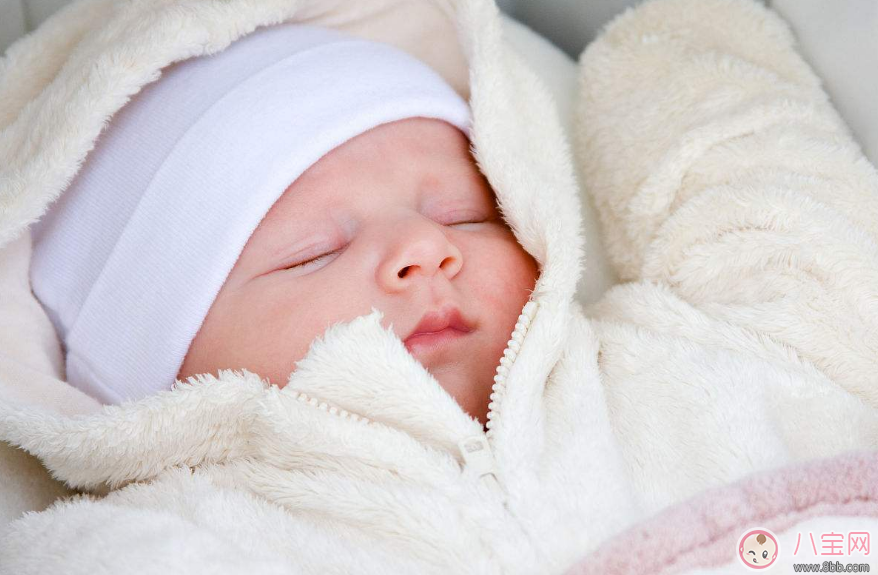孩子冬天睡覺怎么穿蓋 寶寶睡覺需要穿襪子嗎 孩子冬天睡覺怎么穿蓋 寶寶睡覺需要穿襪子嗎