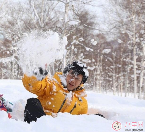 鄧超曬與孩子玩雪照片  鄧超在家的地位暴露無遺了