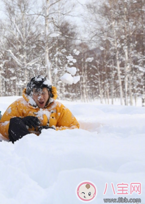 鄧超曬與孩子玩雪照片  鄧超在家的地位暴露無遺了