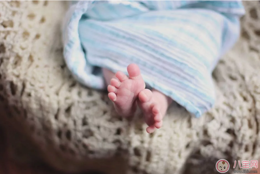 孩子冬天睡覺怎么穿蓋 寶寶睡覺需要穿襪子嗎 孩子冬天睡覺怎么穿蓋 寶寶睡覺需要穿襪子嗎