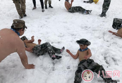 鷹爸式教育可不可取 2018鷹爸何烈勝雪地裸訓幼兒 鷹爸式教育可不可取 2018鷹爸何烈勝雪地裸訓幼兒