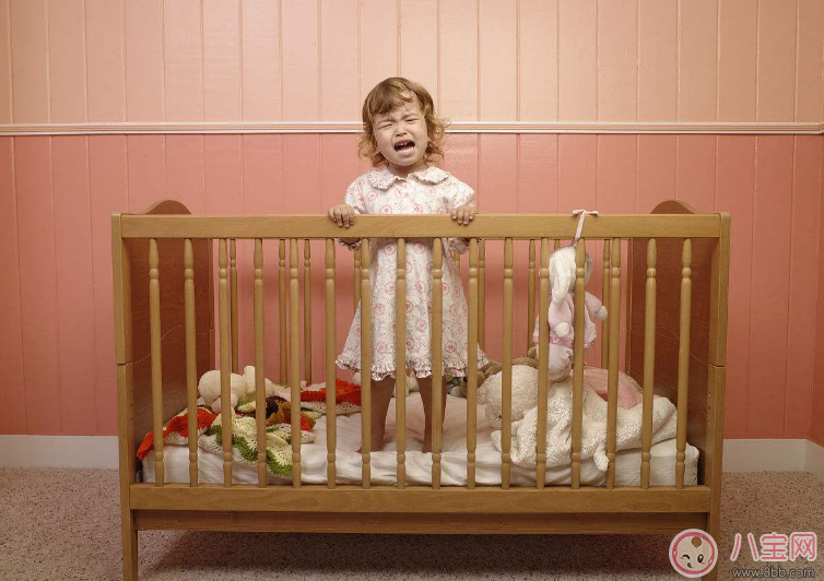 寶寶的嬰兒床怎么布置比較好 怎么布置寶寶的嬰兒床沒有隱患