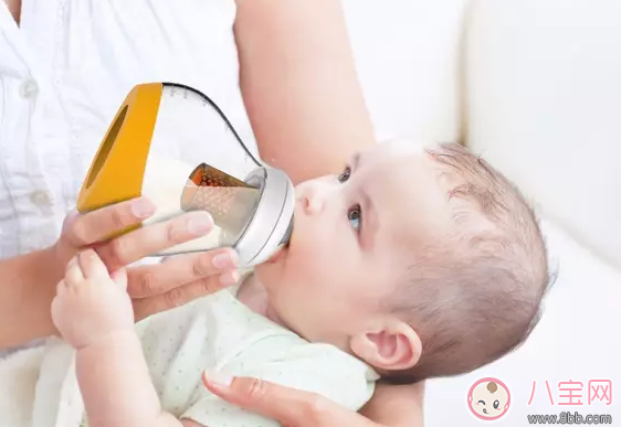 給寶寶轉(zhuǎn)奶的原則跟方法  分段奶粉轉(zhuǎn)奶注意事項(xiàng)
