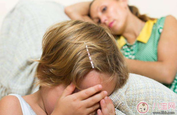 小孩在公共場合大哭大鬧怎么辦 在公共場合怎么哄孩子