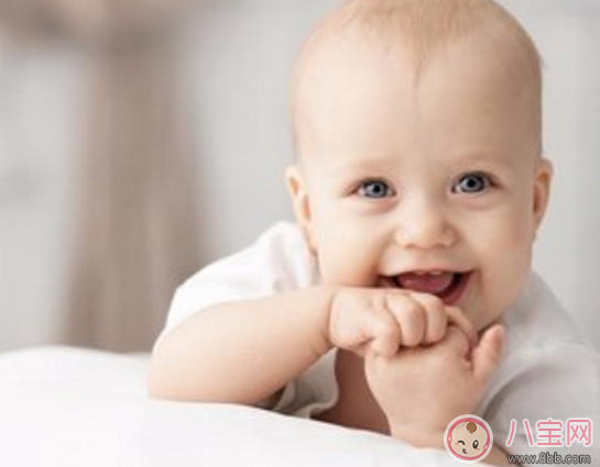 新生兒寶寶怎么抱起放下 新生兒寶寶抱起放下正確姿勢(shì)