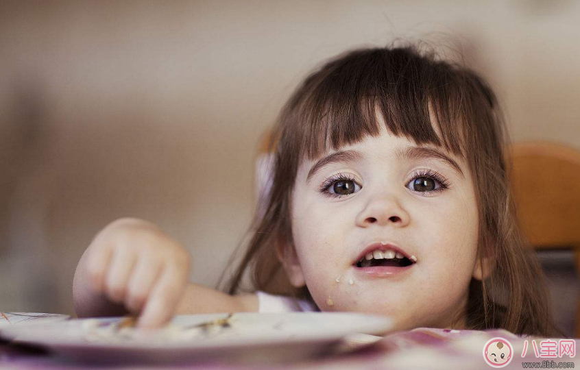 8個月嬰兒魚刺卡喉癥狀是什么 怎么知道不到一歲寶寶卡刺了