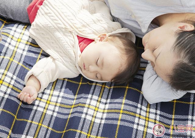 三歲前孩子跟誰睡有影響嗎 家長應該如何給寶寶分床