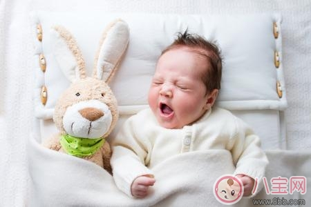 三歲前孩子跟誰睡有影響嗎 家長應該如何給寶寶分床