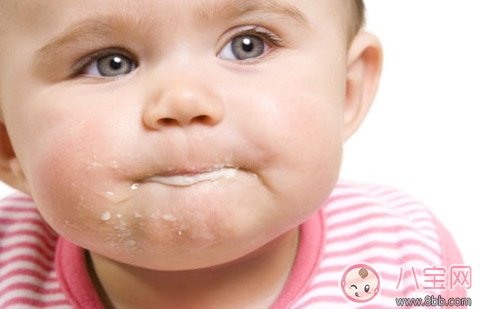 兩個月的寶寶經常吐奶怎么辦 如何預防寶寶吐奶小技巧