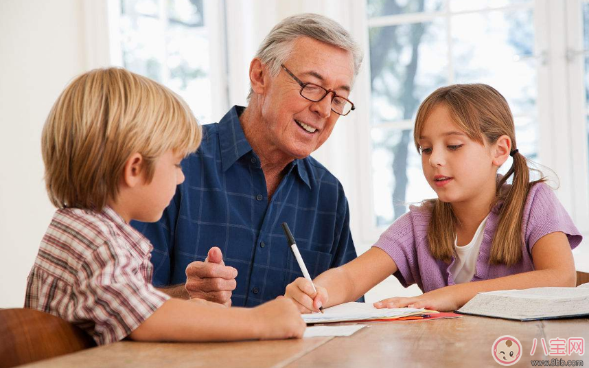 陪孩子寫作業(yè)說說朋友圈 看孩子寫作業(yè)五味雜陳寫什么好 陪孩子寫作業(yè)說說朋友圈 看孩子寫作業(yè)五味雜陳寫什么好