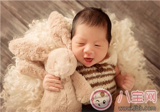 寶寶剛出生的心情說說 嬰兒出生當爸的心情說說朋友圈