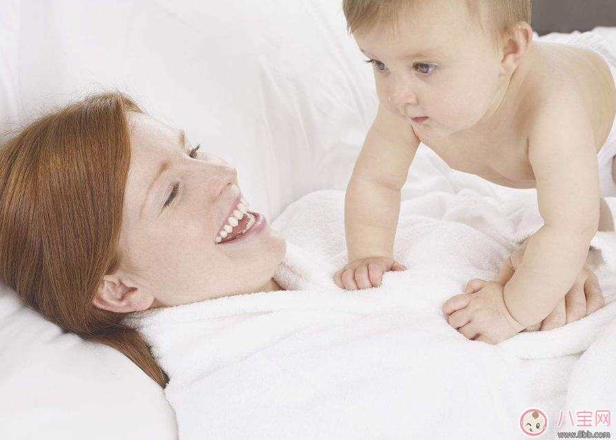 為什么寶寶別人抱就哭媽媽抱就不哭 寶寶只要媽媽的原因是什么