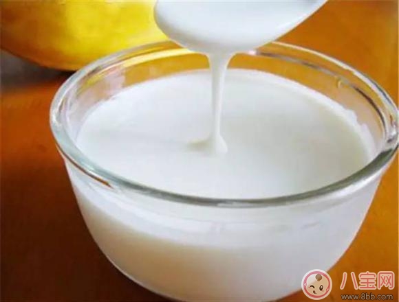 多大的嬰兒可以喝酸奶 寶寶是喝純牛奶好還是酸奶好 多大的嬰兒可以喝酸奶 寶寶是喝純牛奶好還是酸奶好