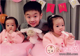 楊威雙胞胎女兒抓周選了什么 楊威雙胞胎女兒周歲生日萌照有哪些