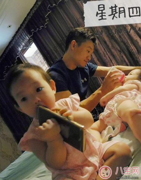 楊威雙胞胎女兒抓周選了什么 楊威雙胞胎女兒周歲生日萌照有哪些