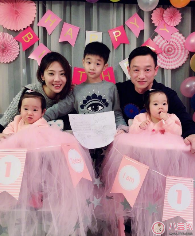 楊威雙胞胎女兒抓周選了什么 楊威雙胞胎女兒周歲生日萌照有哪些