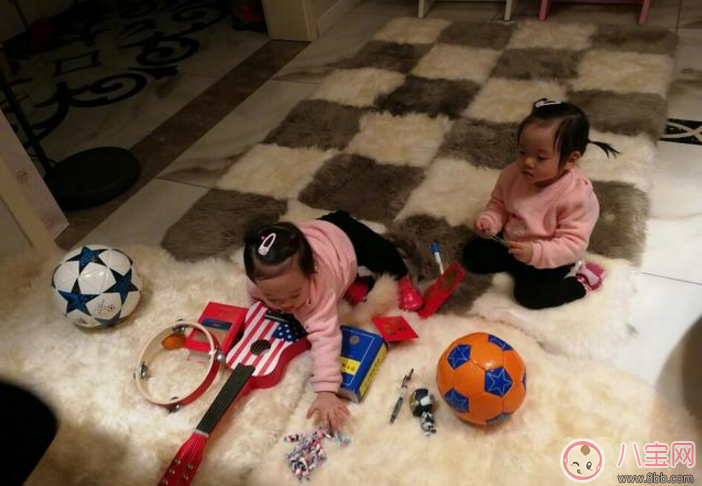 楊威雙胞胎女兒抓周選了什么 楊威雙胞胎女兒周歲生日萌照有哪些