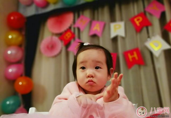 楊威雙胞胎女兒抓周選了什么 楊威雙胞胎女兒周歲生日萌照有哪些