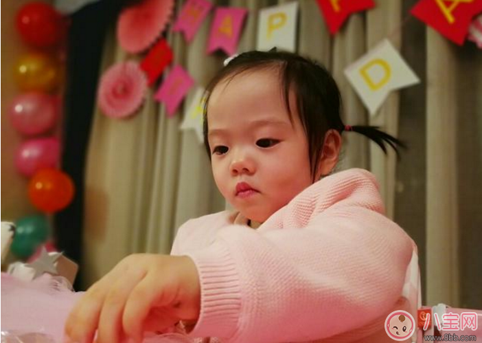 楊威雙胞胎女兒抓周選了什么 楊威雙胞胎女兒周歲生日萌照有哪些